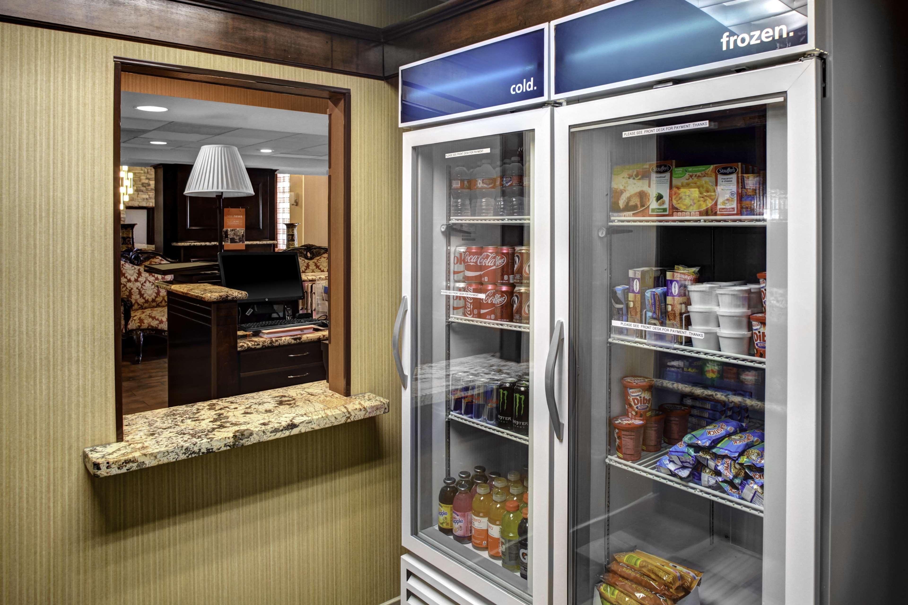 Hampton Inn And Suites Bakersfield / Highway 58 Экстерьер фото