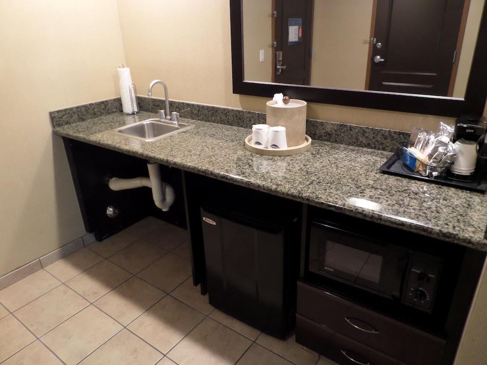 Hampton Inn And Suites Bakersfield / Highway 58 Экстерьер фото